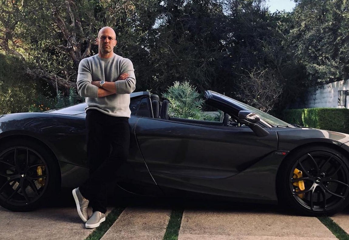 Jason Statham. El actor Jason Statham es un gran fan del motor y cuenta con una larga lista de vehículos de lujo en su garaje. Además, ha participado en varias películas de la mítica saga Fast &amp; Furious subido en algunos de los modelos más míticos. En la última de ellas, Fast &amp; Furious Presents: Hobbs &amp; Shaw, el artista conduce un súper deportivo McLaren 720S. Tan grata fue la experiencia para él, que se decidió a comprar uno para su colección personal.