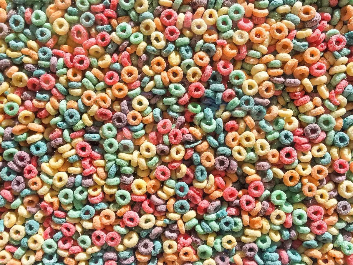 Cereales de desayuno. Aunque, de nuevo, depende del tipo de cereales que elijamos, hay algunos tipos de desayuno que contienen altísimas cantidades de azúcar (pueden ir desde los 4 gramos a los 25, más o menos). Por ello, debemos mirar bien la etiqueta a la hora de comprarlos.