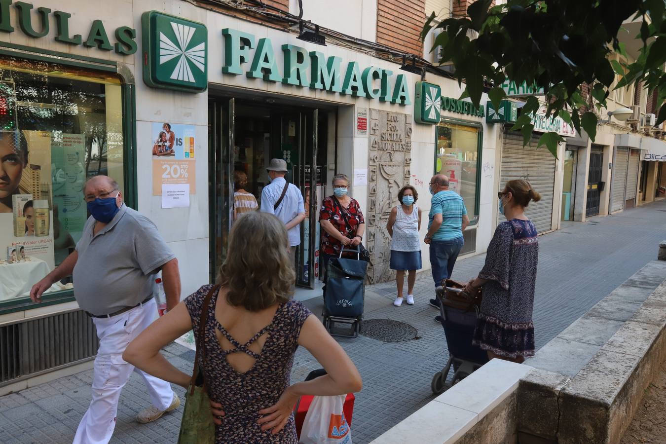 El reparto de mascarillas gratis en Córdoba, en imágenes