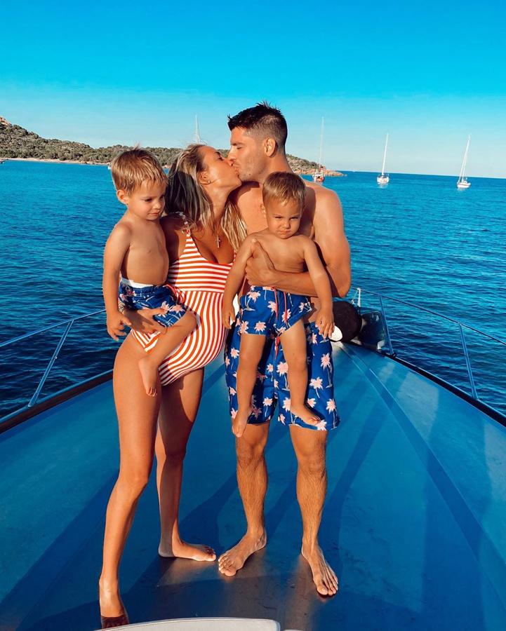 Cerdeña, su paraíso particular. La pareja, que está esperando su tercer hijo, ha disfrutado de paseos en un exclusivo yate de la compañía Sorrento Luxury que no han dudado en compartir en sus redes sociales.