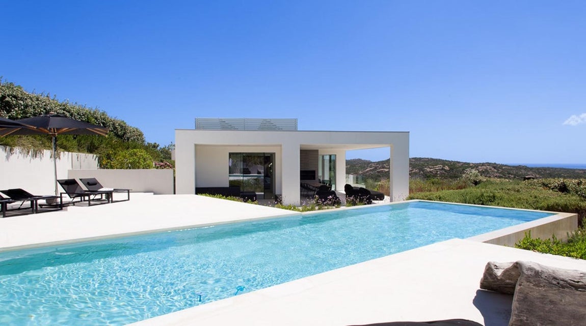 Una mansión en Porto Cervo. Pero dejando a un lado el tiempo de ocio y las compañías, lo que más llama la atención es la exclusiva villa que han alquilado para la ocasión. Una mansión en Porto Cervo, la zona más cotizada de la isla, con unas vistas envidiables al mar y la montaña.