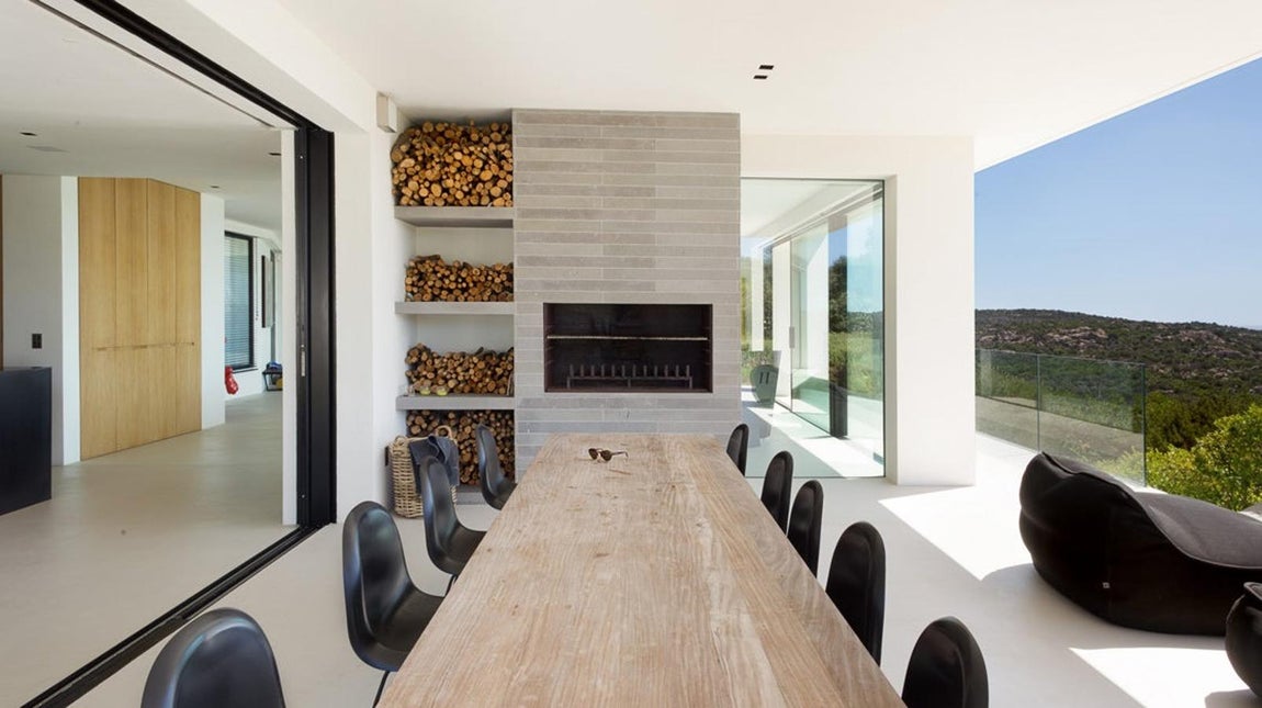 Pensada para celebrar fiestas y eventos. La mansión está pensada para recibir a un gran número de personas, por eso no faltan los espacios abiertos y de gran tamaño. Como se puede observar cuenta incluso con una vanguardista chimenea que encaja a la perfección con el diseño del resto de la estancia.