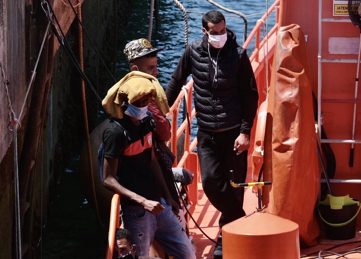 FOTOS: Remolcan una patera a Puerto América, en Cádiz