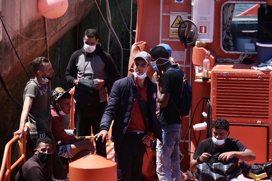 FOTOS: Remolcan una patera a Puerto América, en Cádiz