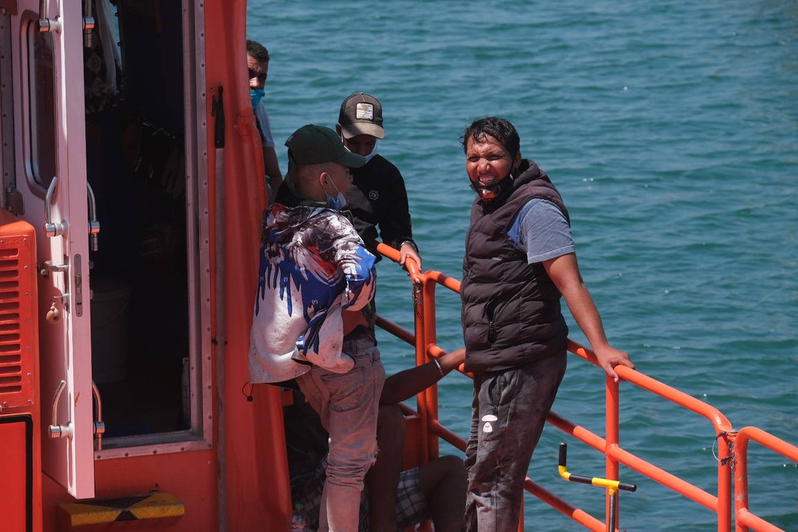FOTOS: Remolcan una patera a Puerto América, en Cádiz