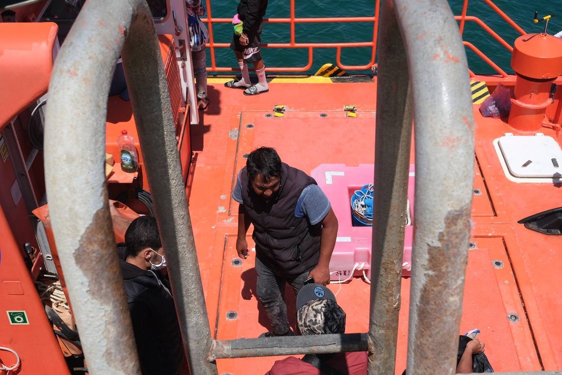 FOTOS: Remolcan una patera a Puerto América, en Cádiz