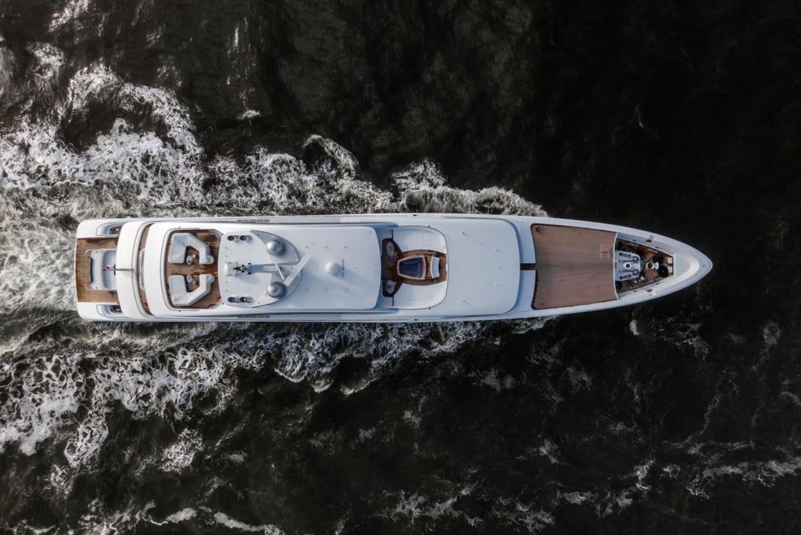 Arrow. Este yate a motor personalizado ha sido construido este 2020 por Feadship. Con capacidad para 12 personas distribuidas en 6 habitaciones, Arrow cuenta con multitud de opciones para disfrutar de unas vacaciones inolvidables. Desde su cine, pasando por su sala de masaje, hasta su bar al aire libre. La embarcación alcanza una velocidad de crucero de 15 nudos y 17,5 de velocidad máxima. El precio de alquiler para una semana va desde los 850.000 euros