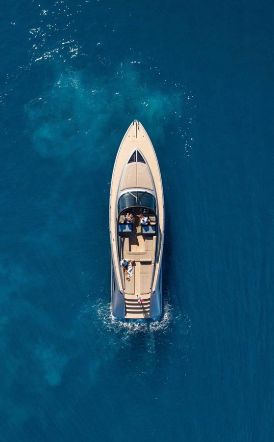 Wajer 55. Este exquisito yate ha sido el escogido por Máxima y Guillermo de Holanda para disfrutar de una escapada en Saint-Tropez. El Wajer 55 es considerado el súper yate más pequeño del mundo. Diseñada por Wajer Yachts, esta embarcación cuenta con 16 metros de largo y cerca de 5 de ancho. No hay que dejarse engañar por sus dimensiones ya que el interior es puro lujo. Esta valorado en 1,6 millones de euros.