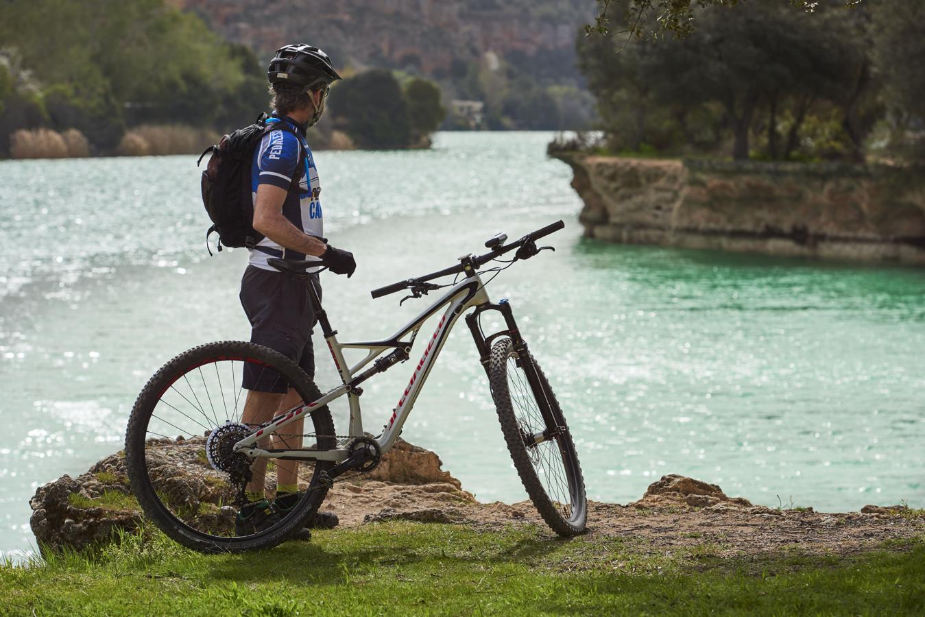 Una escapada a las Lagunas de Ruidera. Las Lagunas de Ruidera -entre Albacete y Ciudad Real- atraviesan un momento hídrico excelente, completamente llenas, situación que nos permite disfrutar al máximo de este maravilloso lugar