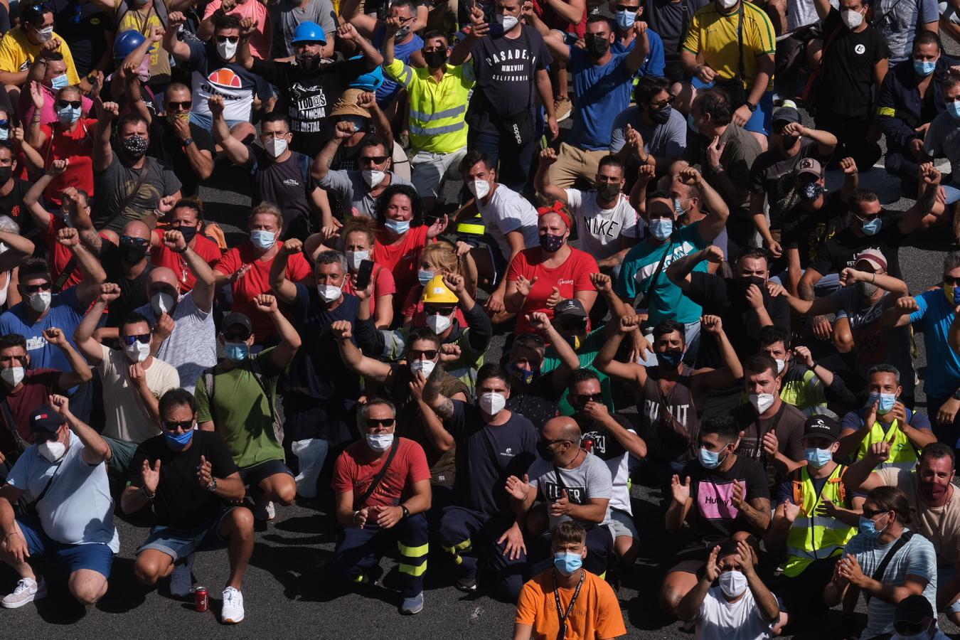 FOTOS: Los Astilleros de la Bahía de Cádiz salen a la calle a pedir auxilio