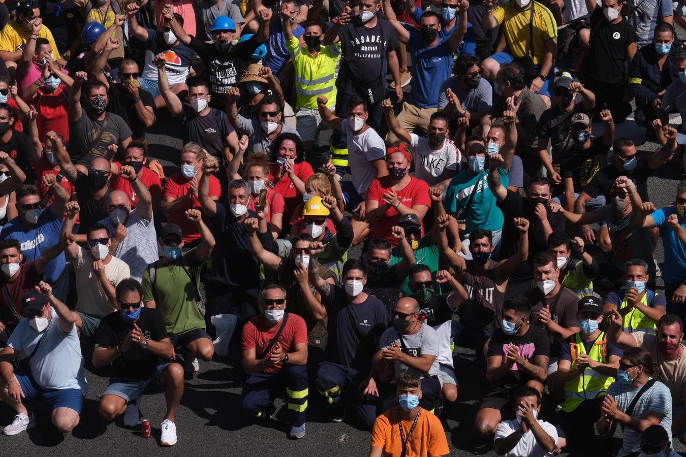 FOTOS: Los Astilleros de la Bahía de Cádiz salen a la calle a pedir auxilio