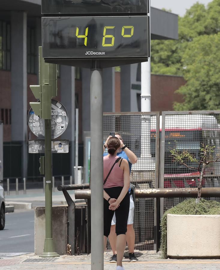 El calor azota las calles de Sevilla