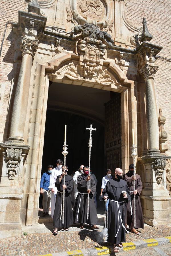El arzobispo de Toledo abre la Puerta Santa de Guadalupe, en imágenes