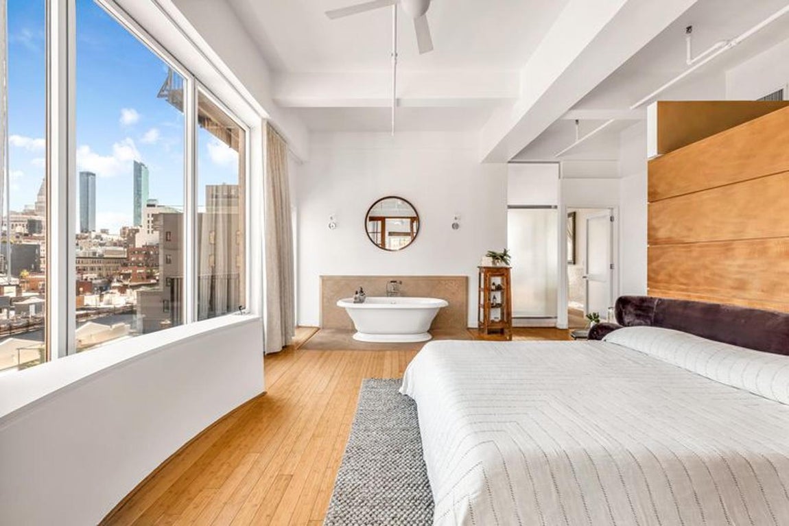 El dúplex de diseño de Susan Sarandon. Destaca el dormitorio principal, gracias a sus vistas al Empire State sí, pero también por su bañera –colocada en la misma habitación– su vestidor y su balcón privado.
