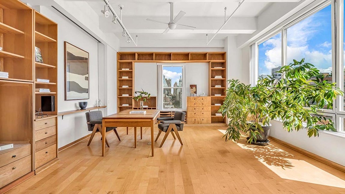 El dúplex de diseño de Susan Sarandon. La actriz convirtió una de las habitaciones en una biblioteca, espacio que se asoma al One World Trade Center.