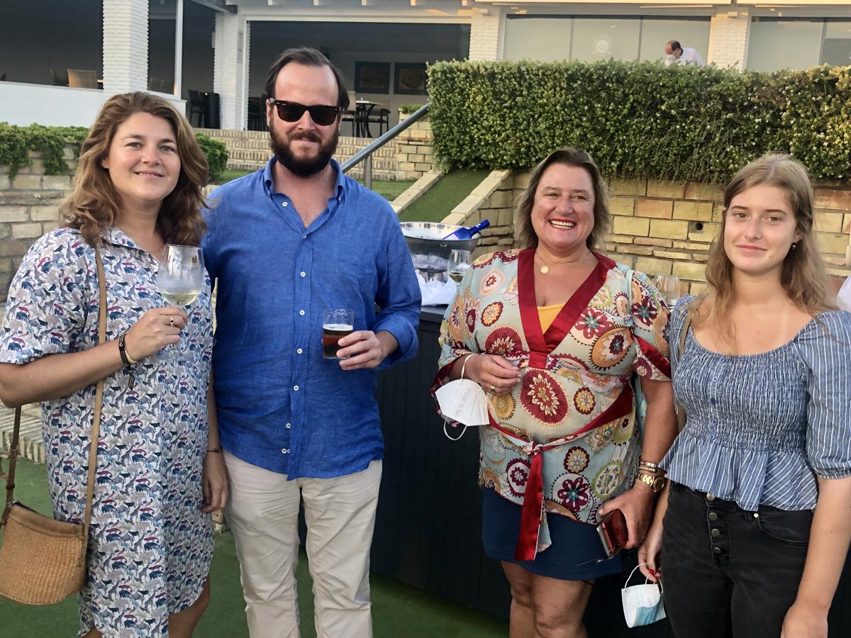 Carla Terry, Gonzalo Benítez, Mariana Ochoa de Retana y Mariana Ybarra. 