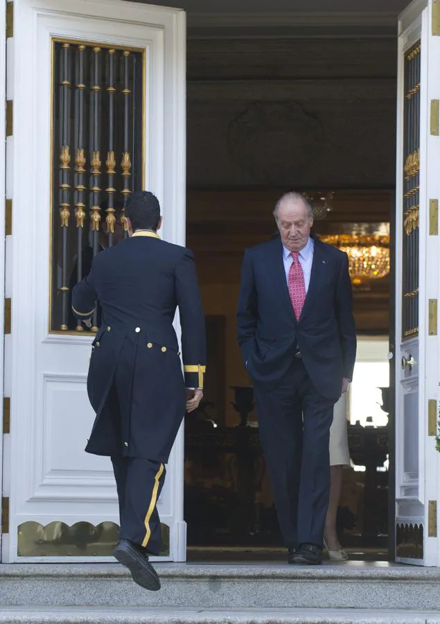 El Rey Don Juan Carlos abandona España. 