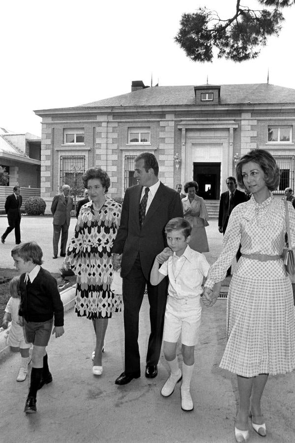 El Rey Don Juan Carlos y la Reina Doña Sofía acompañan a su hijo, el Rey Don Felipe, en el día de su Comunión, en el Palacio de la Zarzuela. 