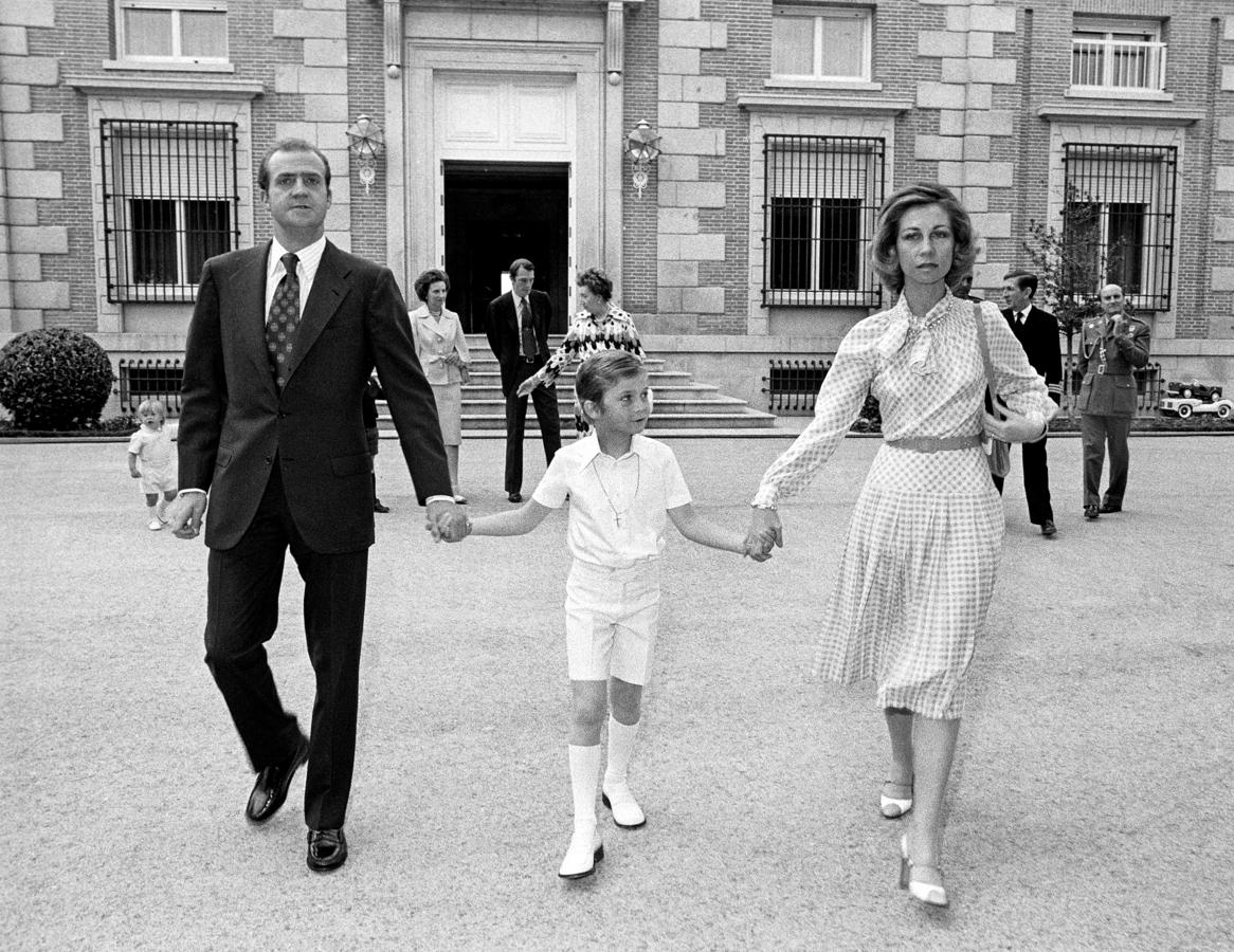 El Rey Don Juan Carlos y la Reina Doña Sofía acompañan a su hijo, el Rey Don Felipe, en el día de su Comunión, en el Palacio de la Zarzuela. 