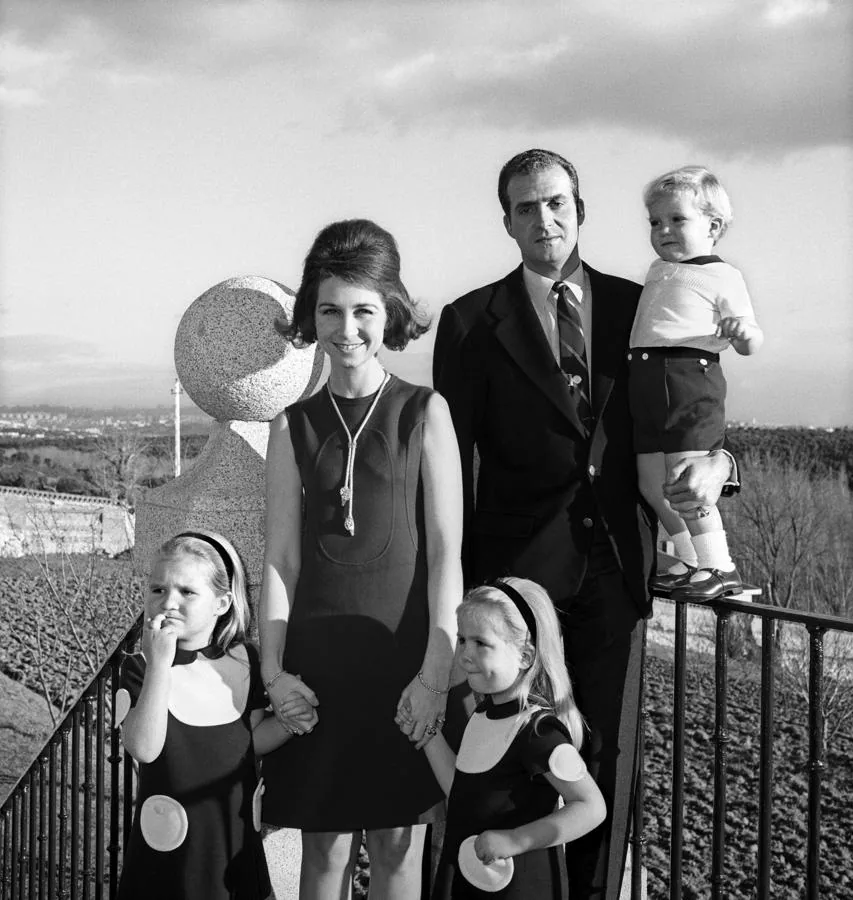 Los Reyes Don Juan Carlos y Doña Sofía, por entonces Príncipes de España, posan junto a sus hijos en los jardines del Palacio de la Zarzuela, en 1969. 
