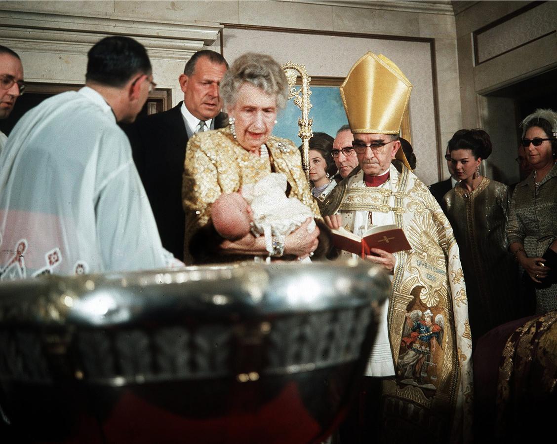 La Reina Victoria Eugenia y Don Juan asisten al bautizo del Rey Don Felipe en el Palacio de la Zarzuela, en 1968. 