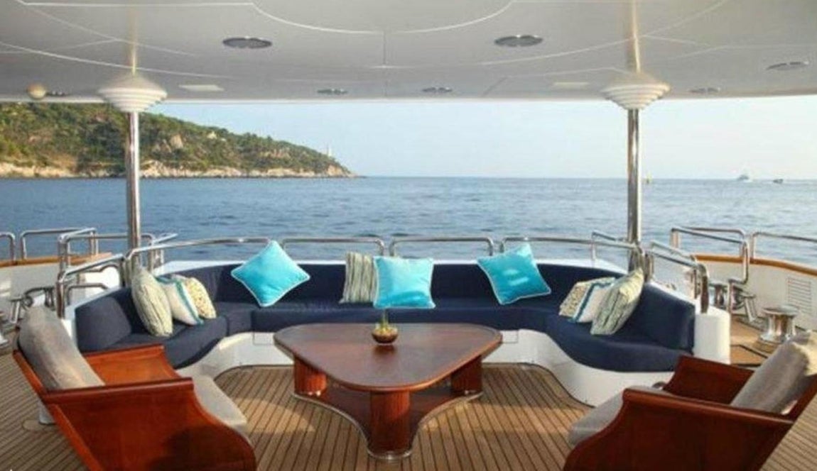 Mobiliario personalizable. Aunque el mobiliario se puede personalizar, la mayoría de las piezas se presentan bajo un estilo retro vintage donde los blancos y azules tienen una presencia muy marcada.