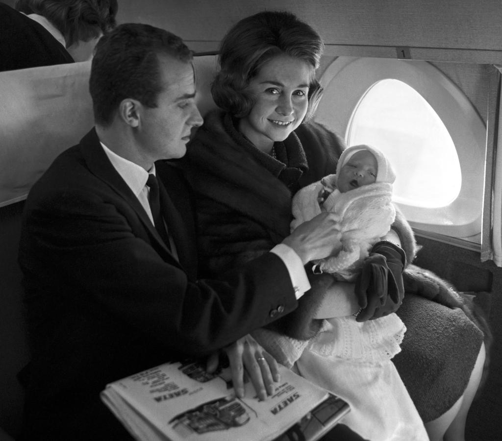 Los Reyes junto a su primogénita, la Infanta Doña Elena, nacida el 20 de diciembre de 1963. Tras la Infanta, llegó Cristina dos años después, y el Rey Felipe VI, el 30 de enero de 1968.. 