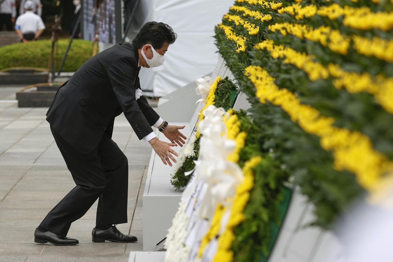 El primer ministro de Japón, Shinzo Abe, deposita una corona de flores en memoria de las víctimas de Hiroshima. 