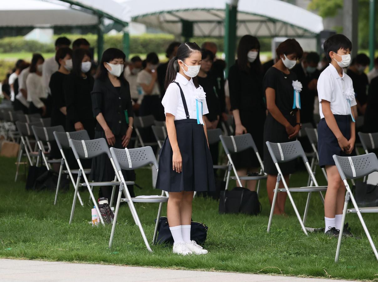 Un grupo de personas participan en una oración silenciosa en memoria de las víctimas del bombardeo de Hiroshima. 