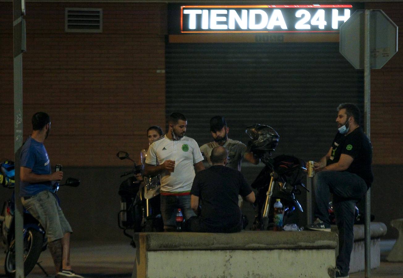 El botellón de Sevilla se reduce por la presión policial, los rebrotes de coronavirus y agosto