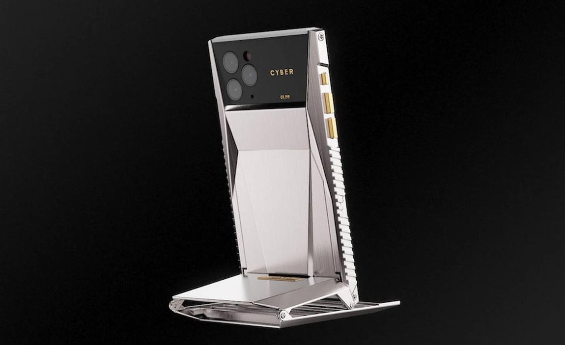iPhone 11 Pro Cyberphone Billionaire. Una de las personalizaciones de móviles más espectaculares hasta la fecha es la del iPhone 11 Pro Cyberphone Billionaire. Este dispositivo está inspirado en el vehículo Cybertruck de Tesla con un diseño de la marca de productos de lujo Caviar. El cuerpo está hecho de plata sobre una base de titanio y elementos decorartivos en oro puro. Su precio es de 17.600 euros.