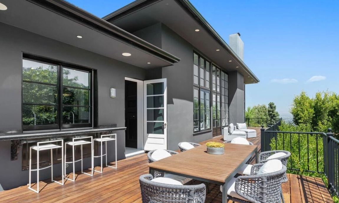 Así es la propiedad que vende Calvin Harris. La propiedad incluye una casa de huéspedes con un dormitorio a doble altura, terrazas privadas y un amplio vestidor convertido en un salón de música.