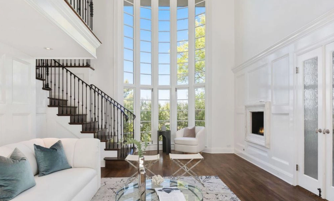 Así es la propiedad que vende Calvin Harris. En su interior destaca una sala de estar de doble altura con paredes de vidrio que aportan una gran luminosidad y calidez al espacio.