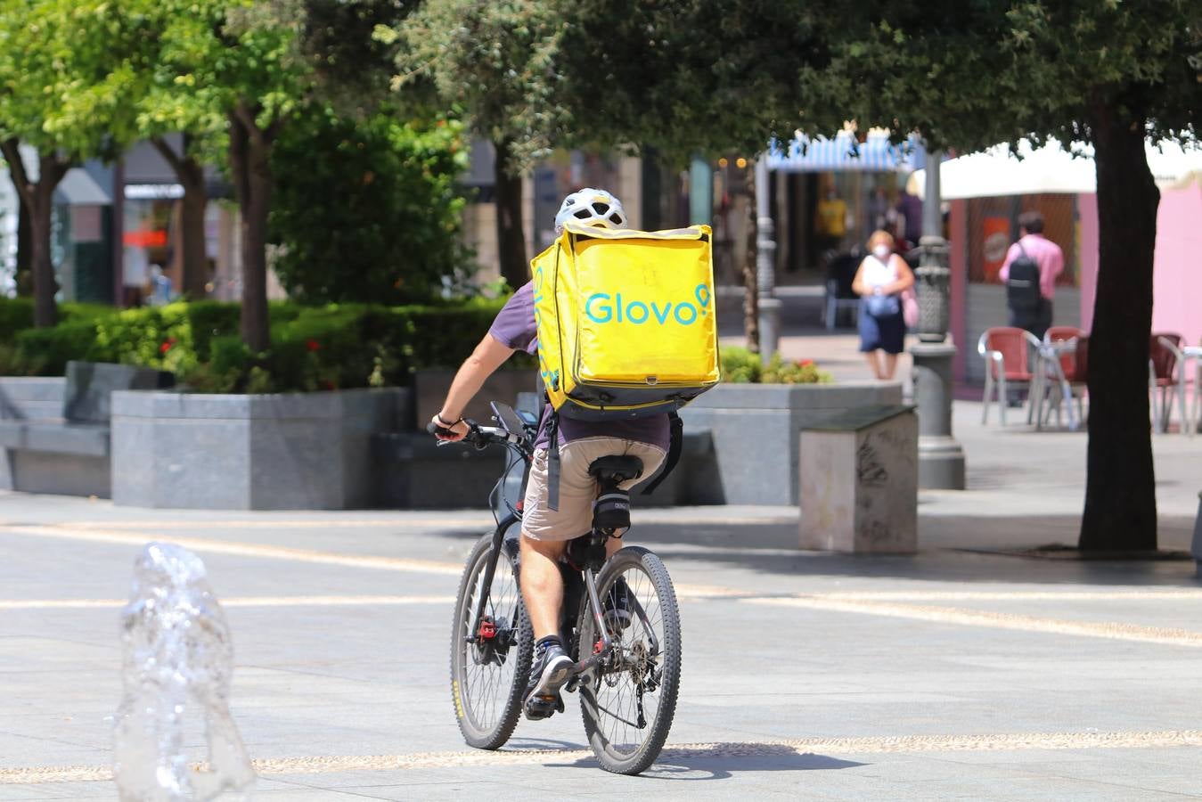 El duro trabajo de los «riders» bajo el sol veraniego de Córdoba, en imágenes