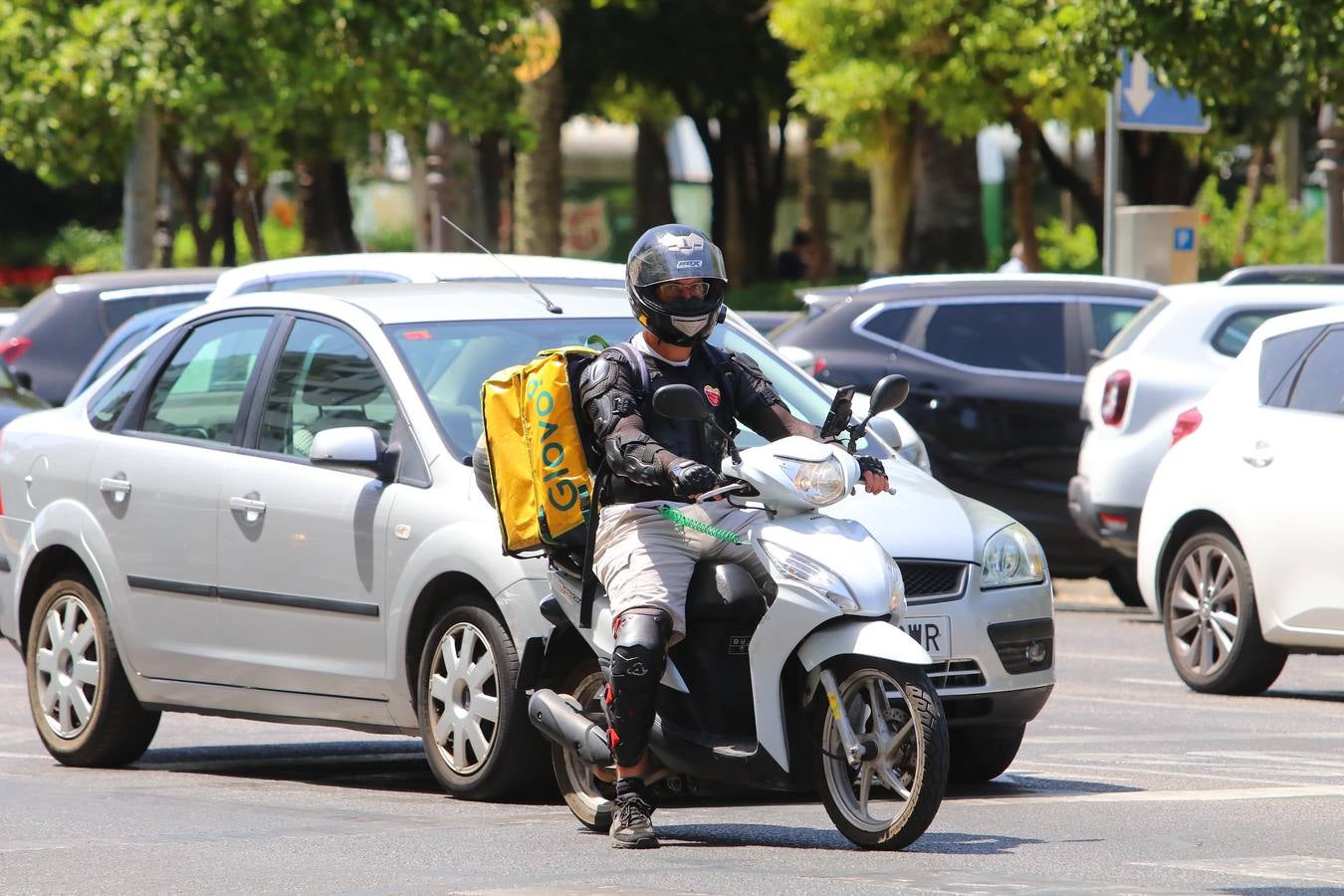 El duro trabajo de los «riders» bajo el sol veraniego de Córdoba, en imágenes