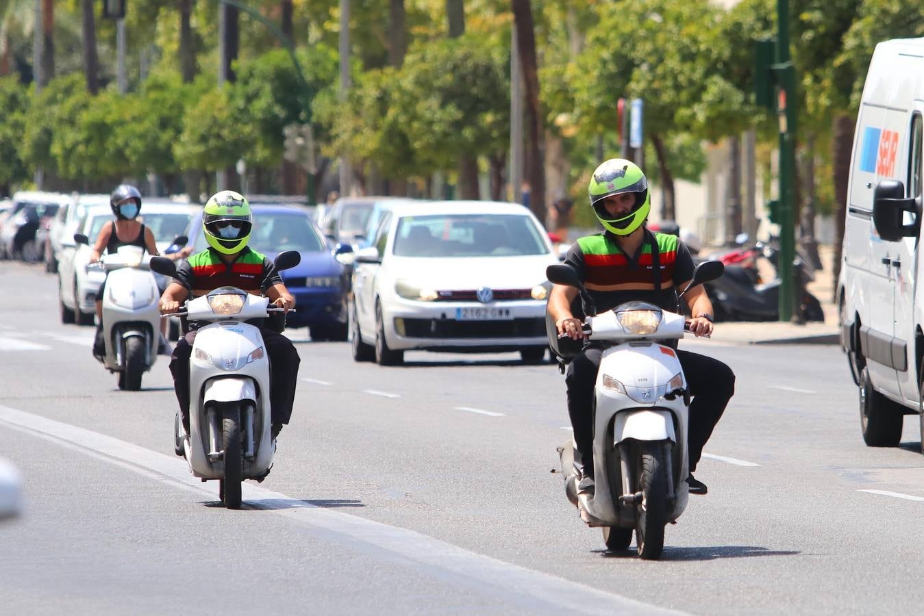 El duro trabajo de los «riders» bajo el sol veraniego de Córdoba, en imágenes