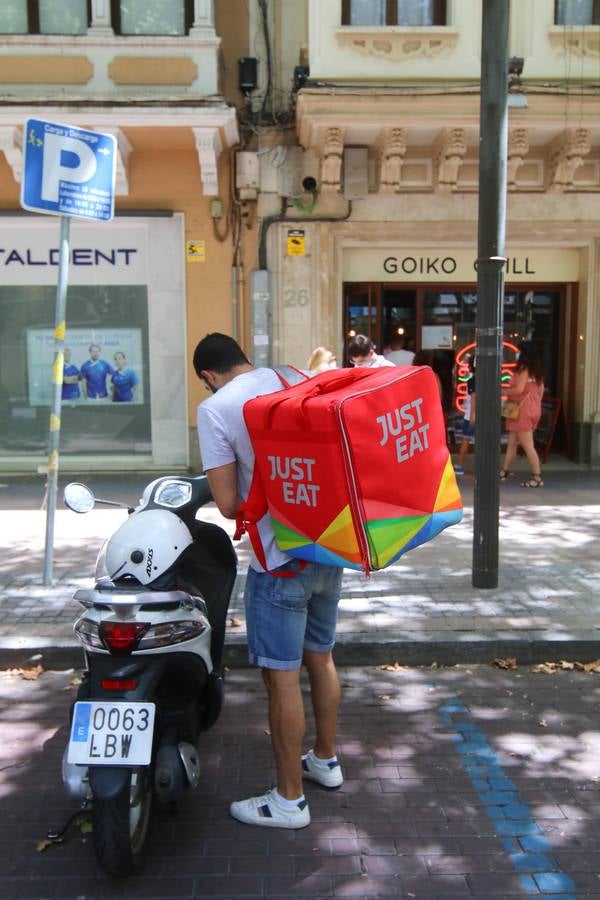 El duro trabajo de los «riders» bajo el sol veraniego de Córdoba, en imágenes