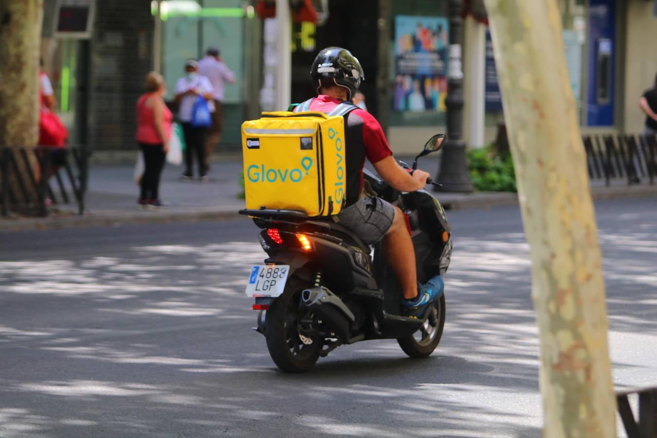 El duro trabajo de los «riders» bajo el sol veraniego de Córdoba, en imágenes