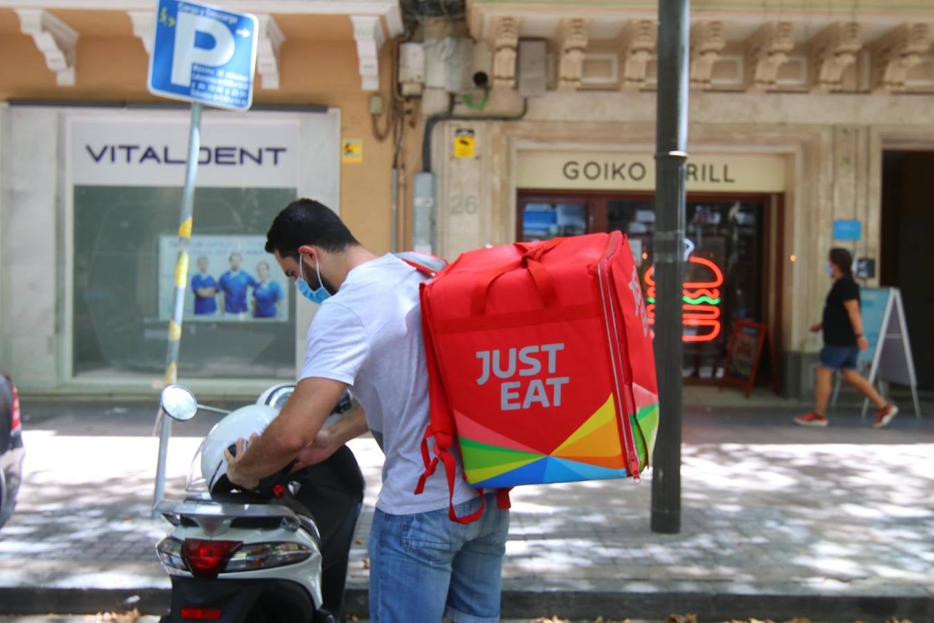 El duro trabajo de los «riders» bajo el sol veraniego de Córdoba, en imágenes