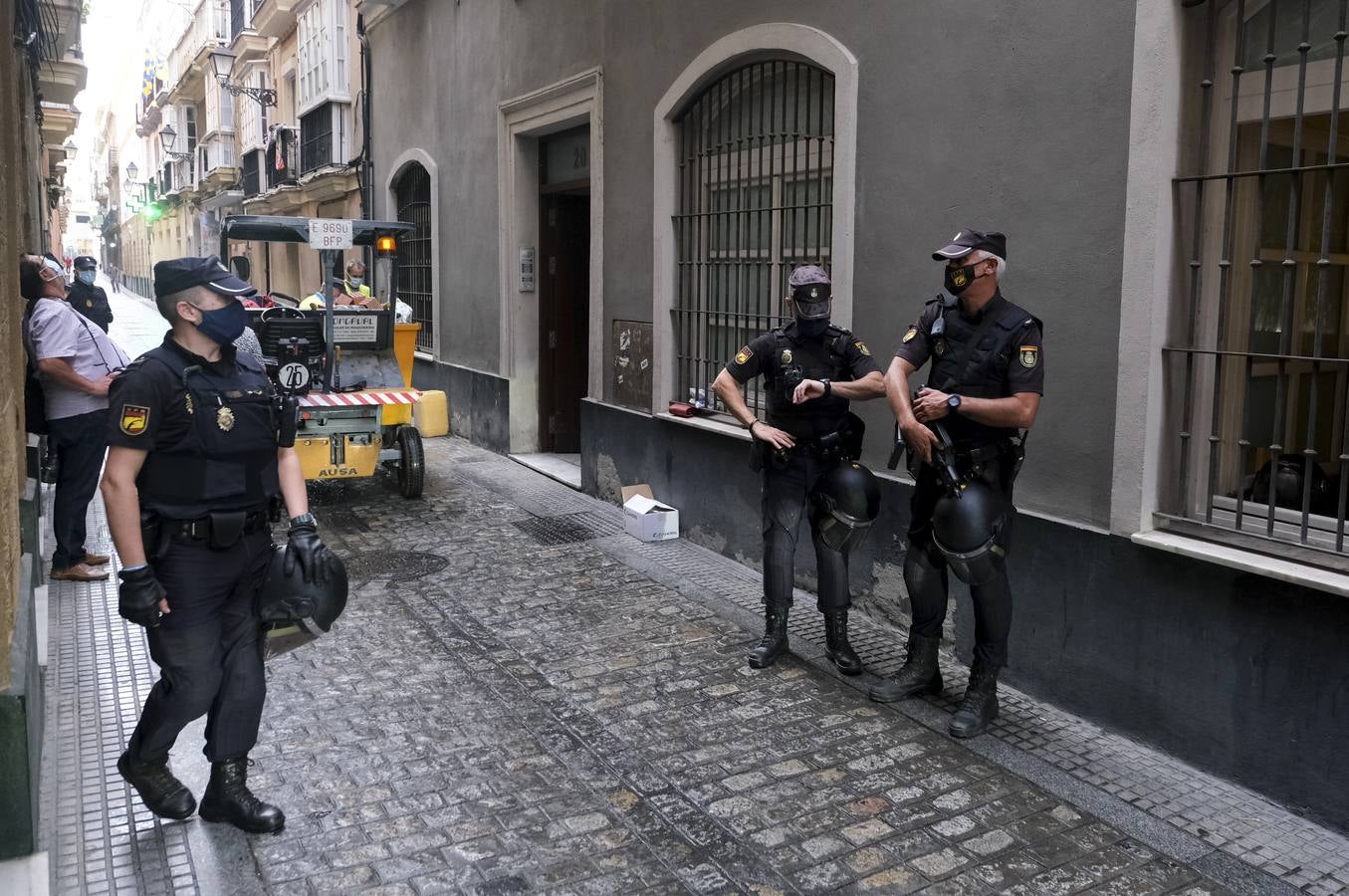 FOTOS: golpe policial contra la droga en la calle Feduchy de Cádiz