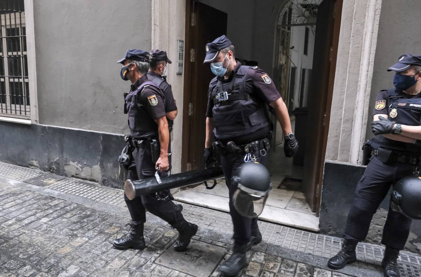 FOTOS: golpe policial contra la droga en la calle Feduchy de Cádiz