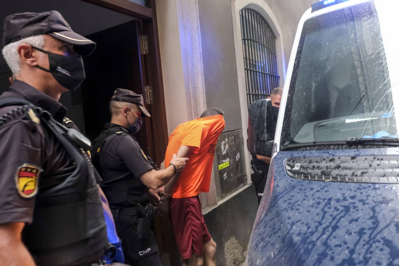 FOTOS: golpe policial contra la droga en la calle Feduchy de Cádiz