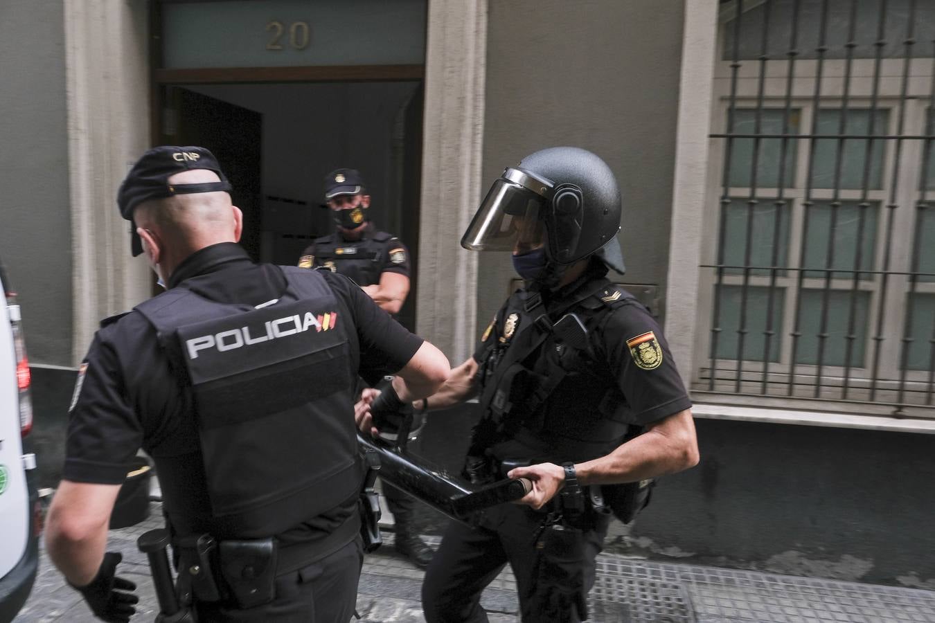 FOTOS: golpe policial contra la droga en la calle Feduchy de Cádiz