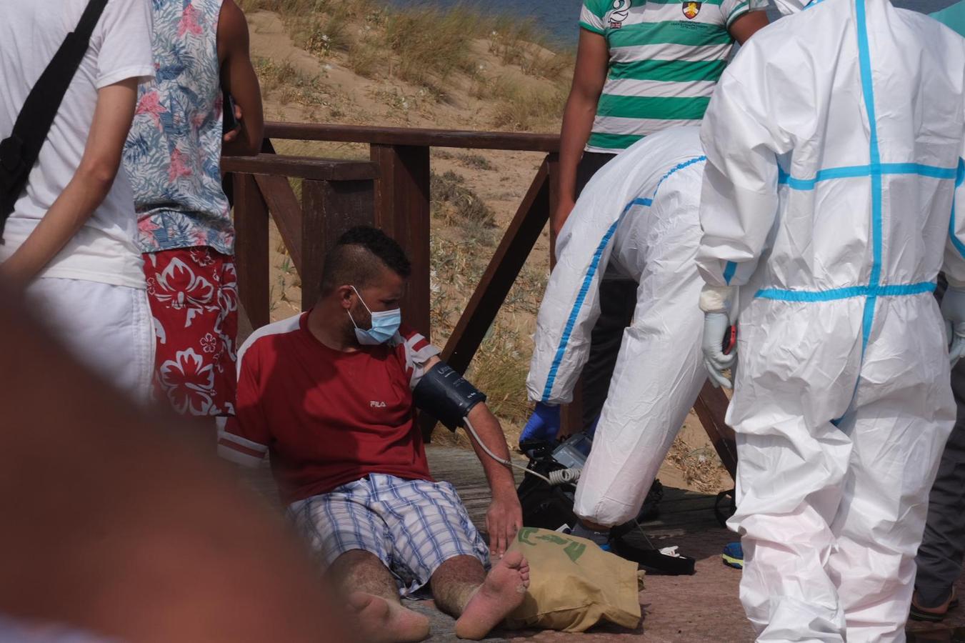 FOTOS: 50 personas llegan a la playa de Cortadura en una patera