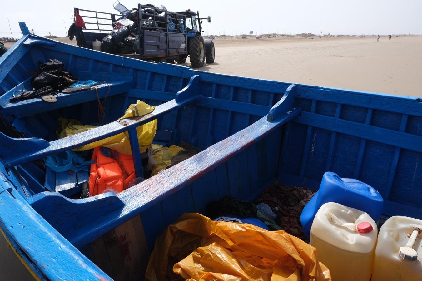 FOTOS: 50 personas llegan a la playa de Cortadura en una patera