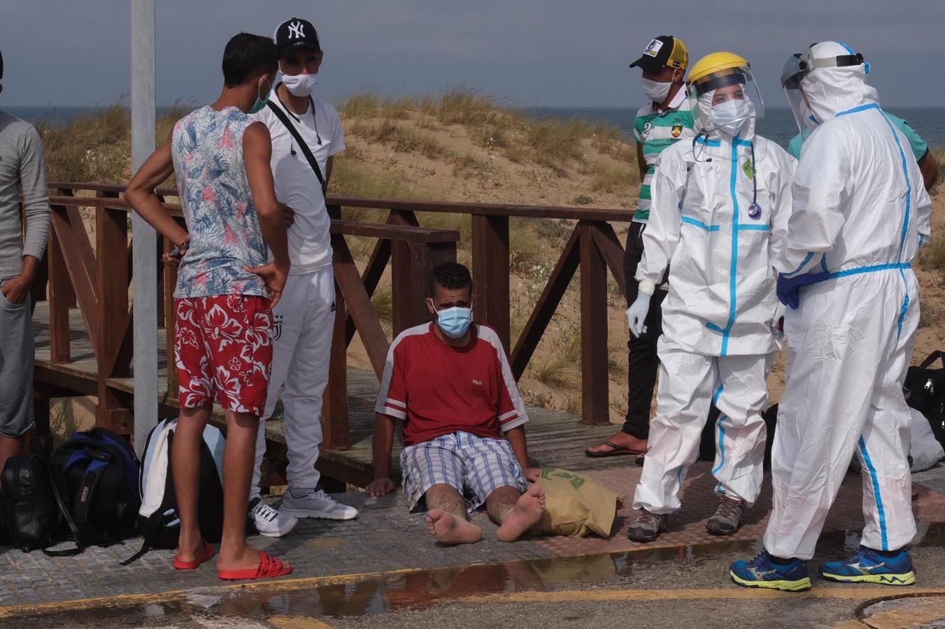 FOTOS: 50 personas llegan a la playa de Cortadura en una patera