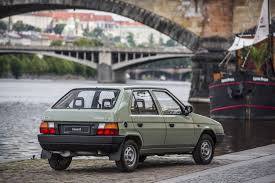 En 1987, se empieza a fabricar el ŠKODA FAVORIT, un modelo muy esperado y totalmente nuevo. En marzo de 1991, Skoda se fusiona con Volkswagen y pasa a ser miembro del Grupo Volkswagen.