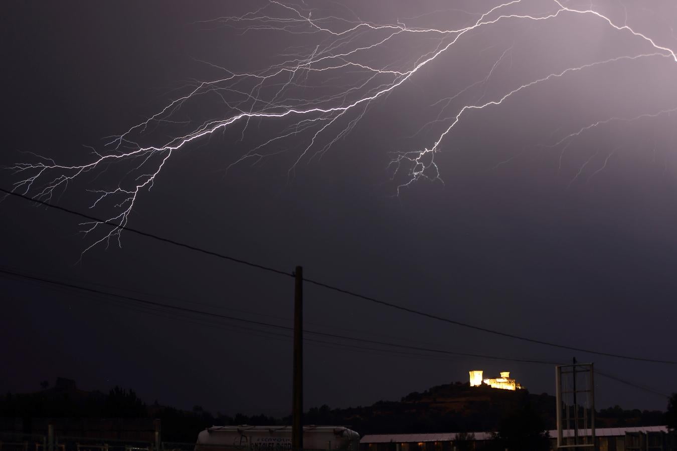 Uno de los 20.000 rayos que cayeron ayer en España, en este caso en Verín (Orense). 