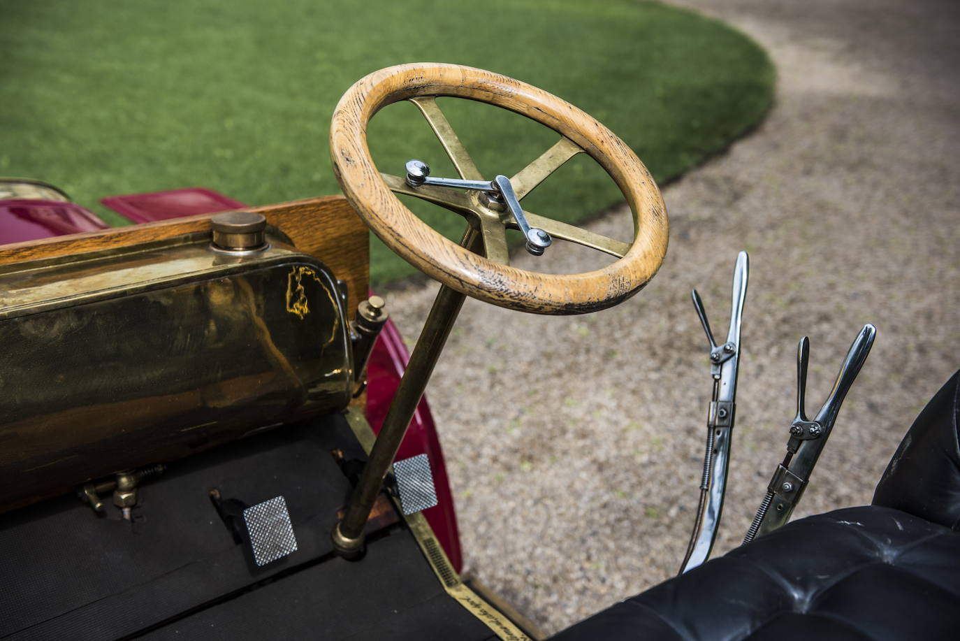 "Impulsada por su rápido crecimiento, en 1905, la firma L&amp;K presenta su primer automóvil: el VOITURETTE A. El vehículo impresiona por su precio razonable y su gran practicidad y robustez.    El motor de dos cilindros en V con un rendimiento de 7 caballos de potencia y una capacidad de 1005 cm3 acelera el automóvil, de solo 600 kg, a una velocidad máxima de 40 km/h."