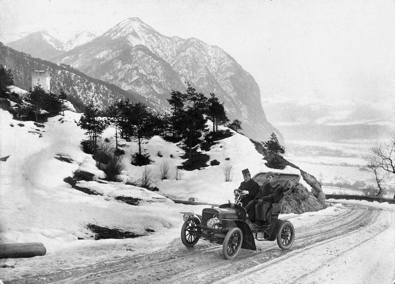 "Impulsada por su rápido crecimiento, en 1905, la firma L&amp;K presenta su primer automóvil: el VOITURETTE A. El vehículo impresiona por su precio razonable y su gran practicidad y robustez.    El motor de dos cilindros en V con un rendimiento de 7 caballos de potencia y una capacidad de 1005 cm3 acelera el automóvil, de solo 600 kg, a una velocidad máxima de 40 km/h."